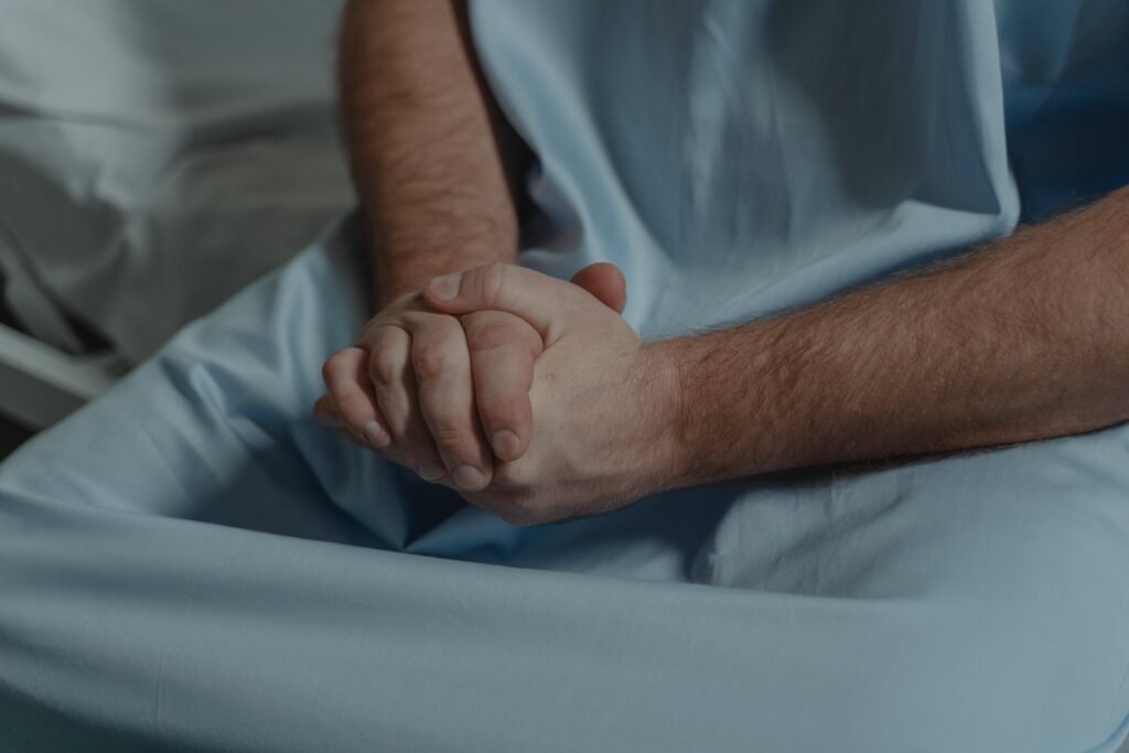 Hombre con manos cruzadas por cáncer de próstata